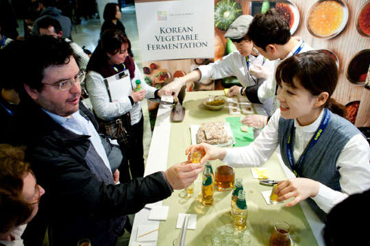 행복에프앤씨재단이 지난 2일(현지시간)부터 4일까지 스페인 마드리드에서 개최된 '2015 마드리드 퓨전'에 참가해 지역 특산물과 전통 조리법을 응용해 한국의 맛을 담은 '전통주 칵테일'과 '한 입 요리' 등 한식의 맛을 다양하게 즐길 수 있는 요리를 선보이고 참가자에게 전통주 칵테일 시음을 권하고 있다. <SK행복에프앤씨 제공>